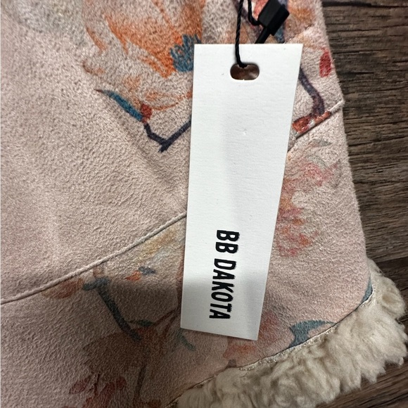 BB Dakota Cream Floral Asymmetrical Vest with Plush Sherpa Lining - Picture 8 of 11